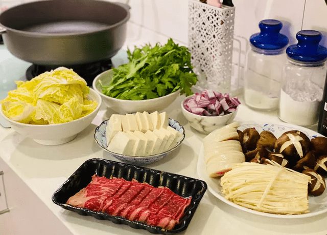 叔教你酱汁调法只需几样食材比卖的好吃pg电子试玩平台日式寿喜锅轻松做大(图2)