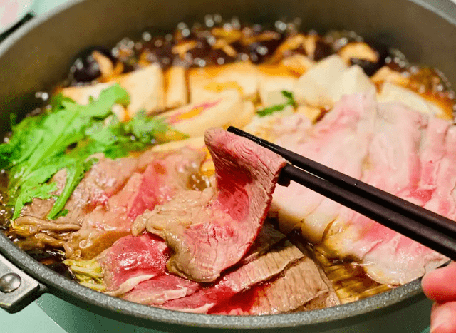 叔教你酱汁调法只需几样食材比卖的好吃pg电子试玩平台日式寿喜锅轻松做大(图3)