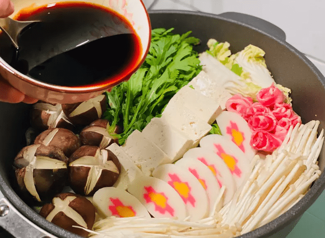 叔教你酱汁调法只需几样食材比卖的好吃pg电子试玩平台日式寿喜锅轻松做大(图4)